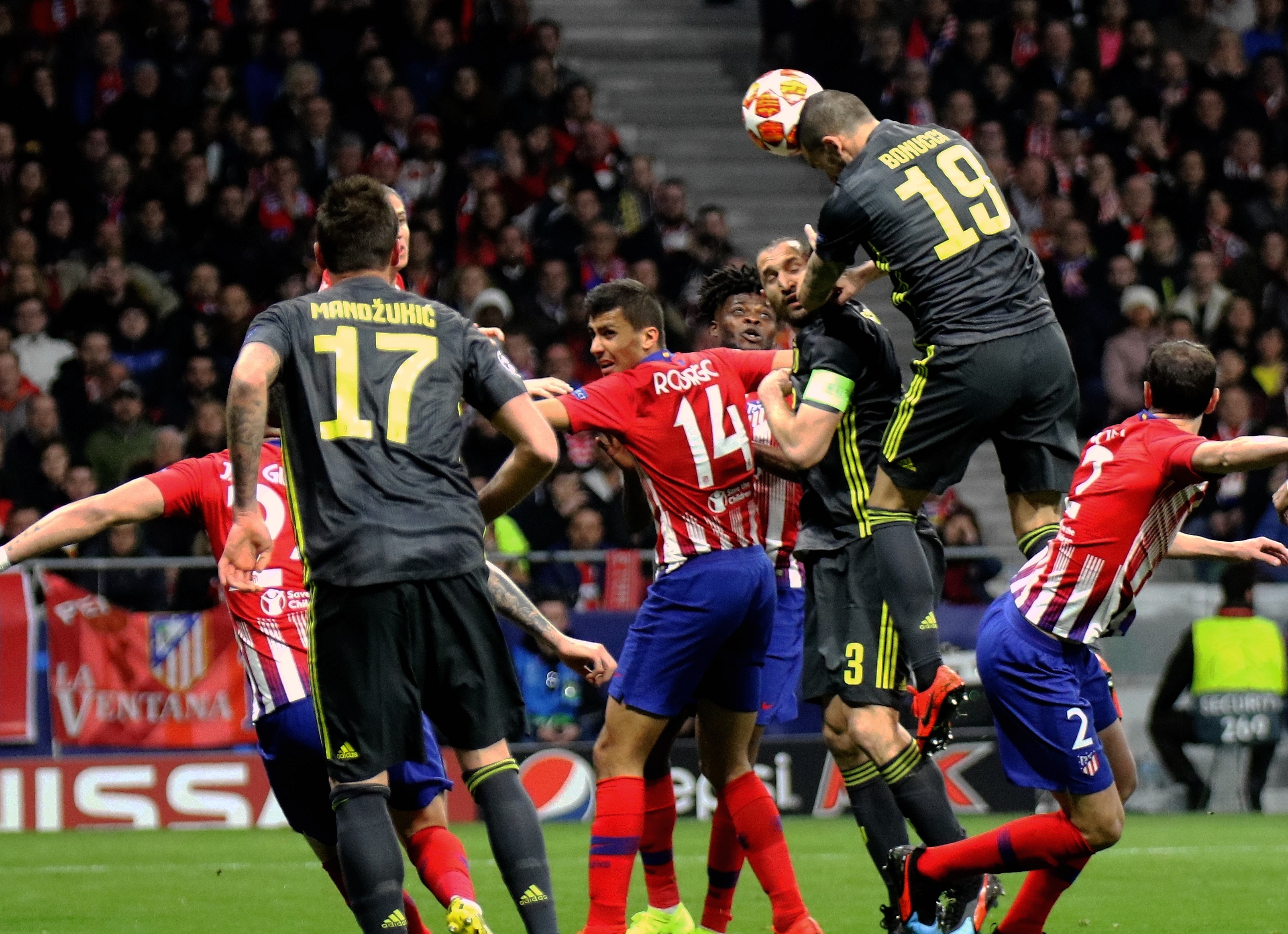 哈登率快船在常规赛中单挑魔术，连续4场得分超28分，但球队仍落后较大。