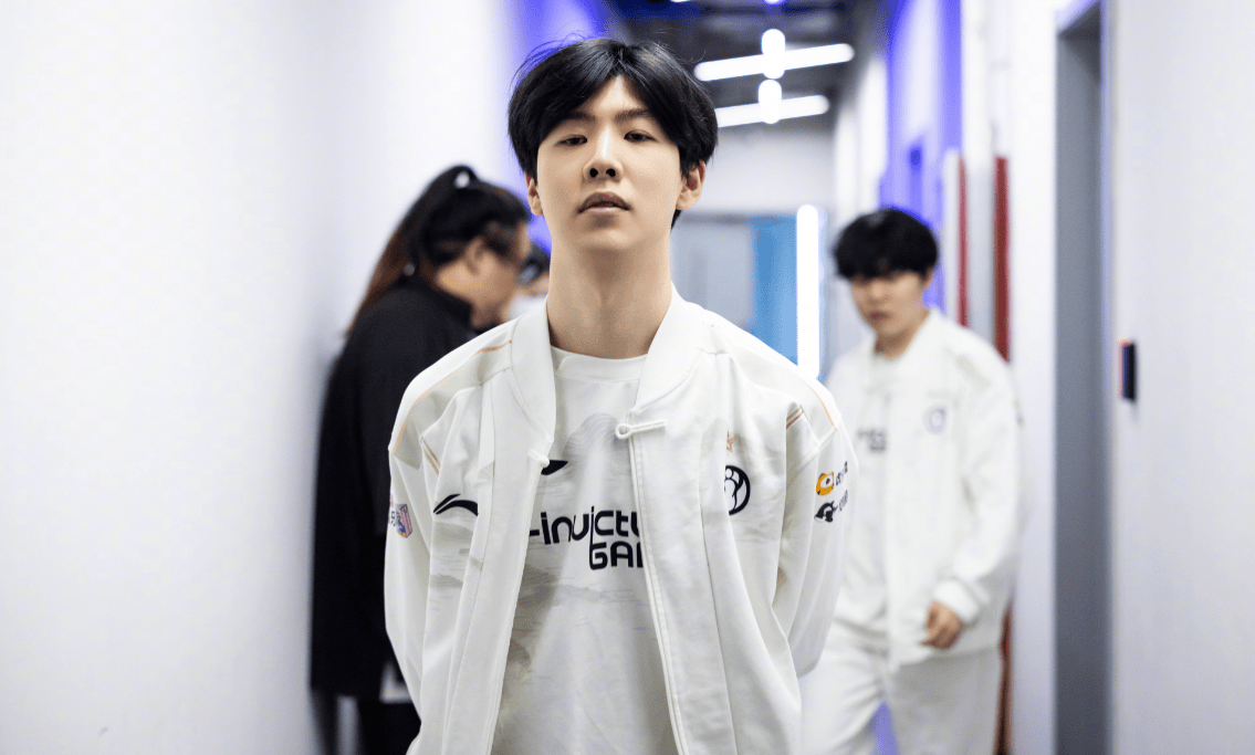 现出积极的 现出积极的