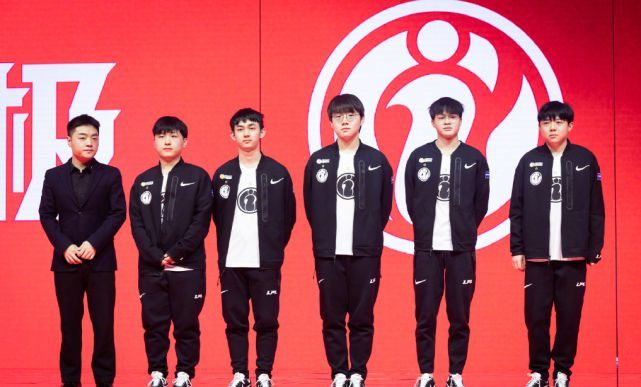 虽然他的突 虽然他的突